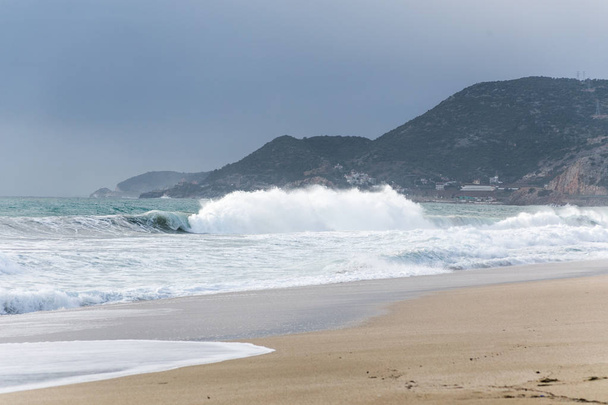 Grandes vagues frappant la plage de rivage dans la ville côtière
 - Photo, image
