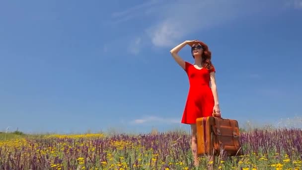γυναίκα στο φόρεμα με βαλίτσα ταξιδίου - Πλάνα, βίντεο