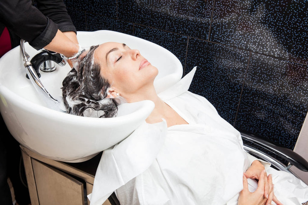 Beyaz kadın bir saç yıkama bir güzellik salonu Başlarken - Fotoğraf, Görsel