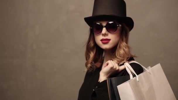 жінка в капелюсі циліндра з сумками
 - Кадри, відео