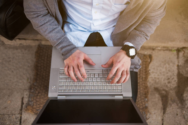 Homem trabalhando ao ar livre com laptop
 - Foto, Imagem