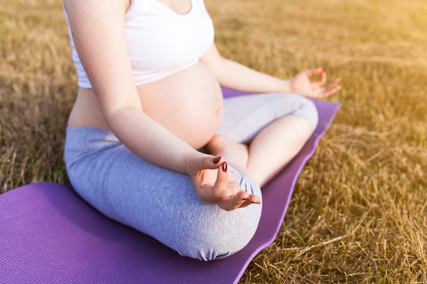 Hamile kadın Yoga açık gerçekleştirme - Fotoğraf, Görsel