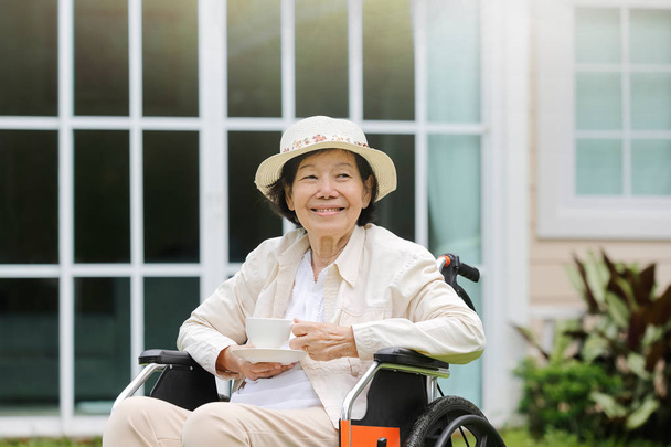 пожилая женщина расслабиться на заднем дворе
 - Фото, изображение