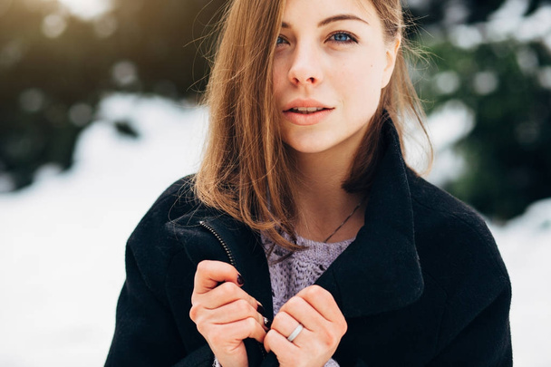 冬の公園の美しい女の子 - 写真・画像