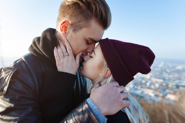 Para młoda hipster Całowanie w mieście - Zdjęcie, obraz