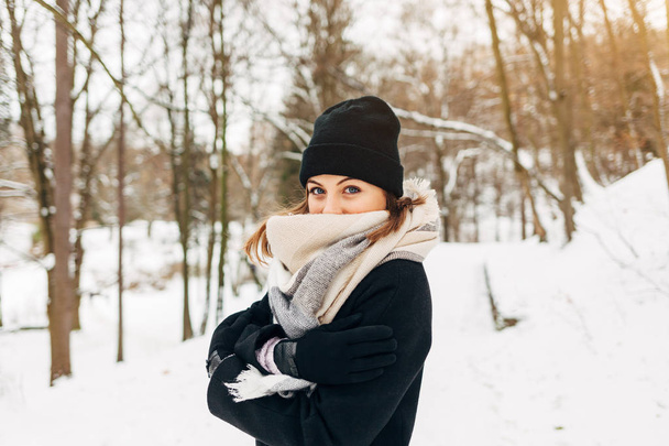 Cheerful beautiful girl in the winter park - Valokuva, kuva