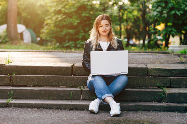 Mädchen arbeitet draußen am Laptop - Foto, Bild