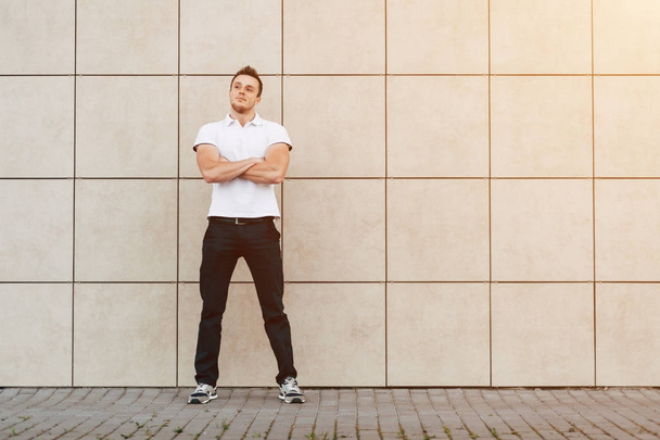 Мускулистый человек, стоящий у стены
 - Фото, изображение