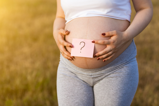 Soru işareti olan hamile kadın - Fotoğraf, Görsel