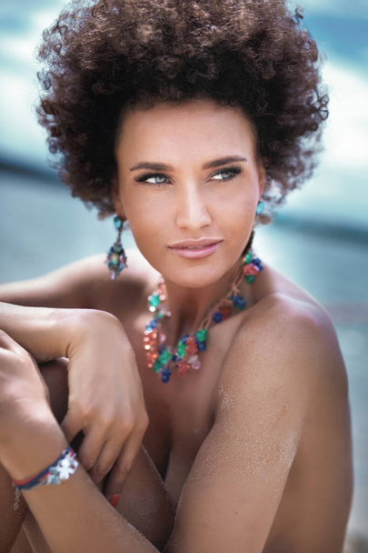 sensuale donna afroamericana che indossa gioielli
 - Foto, immagini