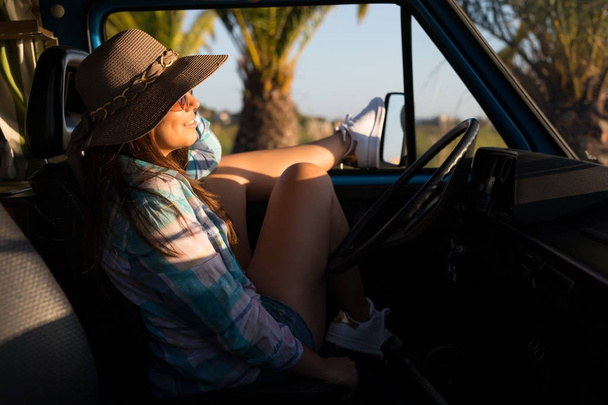 Молодая женщина любит путешествовать на машине
 - Фото, изображение