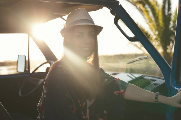Genç kadın zevk araba ile seyahat - Fotoğraf, Görsel
