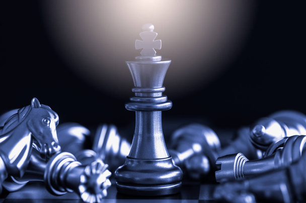 戦略チェスの戦いチェスボード上のインテリジェンスの挑戦ゲーム. - 写真・画像