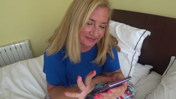 Blonde woman with smartphone 4 - Metraje, vídeo