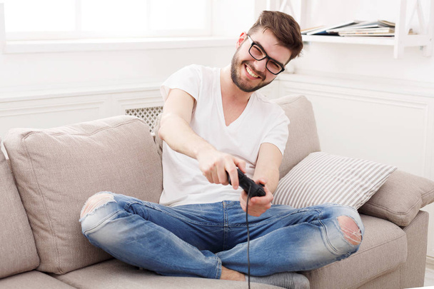 幸せな若い男を自宅ビデオ ゲーム - 写真・画像