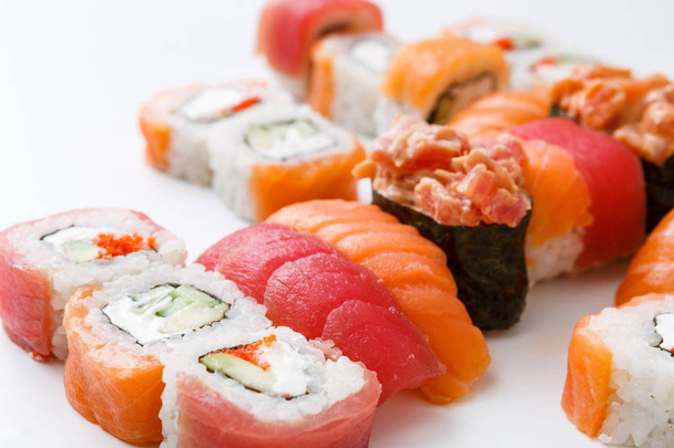 Conjunto de rollos de sushi, maki sobre fondo blanco y espacio para copiar
 - Foto, Imagen