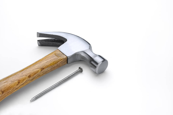 Houten handvat Claw Hammer op wit - Foto, afbeelding