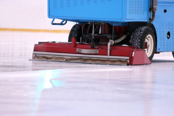 máquina especial cosechadora de hielo limpia la pista de hielo
 - Foto, Imagen