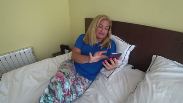 Blonde woman with smartphone - Metraje, vídeo
