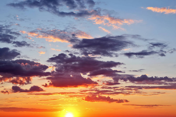 večerní západ slunce s živými mraky - Fotografie, Obrázek