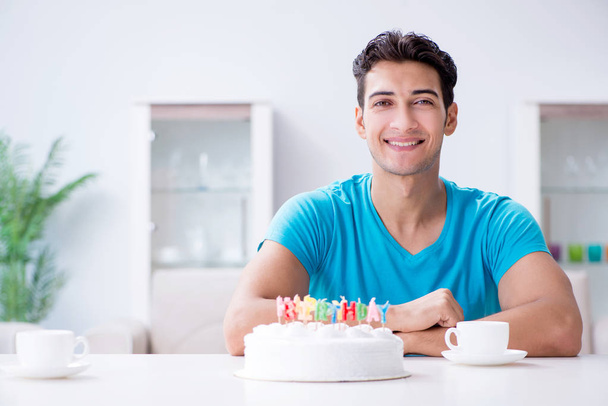 Nuori mies juhlii syntymäpäivää yksin kotona - Valokuva, kuva