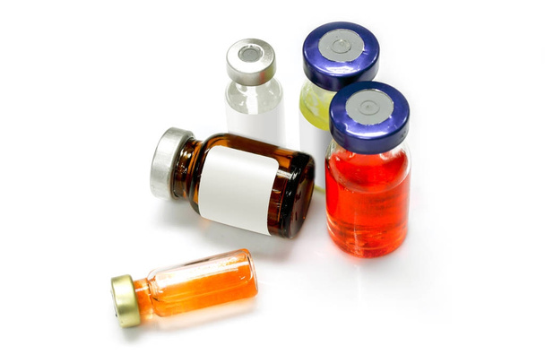 Vacunas y drogas inyectables en frascos de varios tamaños
 - Foto, imagen