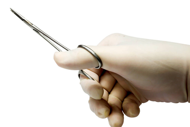 Χέρι του γιατρού που κρατά ιατρική αρτηρία σφιγκτήρας ψαλιδιού - Φωτογραφία, εικόνα