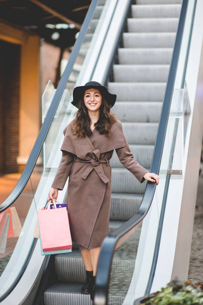 Jovem mulher sorridente com sacos de compras
 - Foto, Imagem