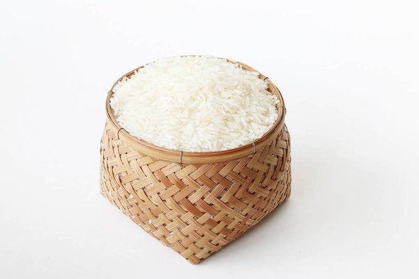Rijst in een basket weave op een witte achtergrond. - Foto, afbeelding