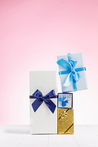 Gift box wrapped in recycled paper with ribbon bow - Foto, Bild