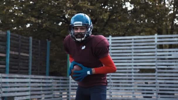 American football player throwing ball - Footage, Video