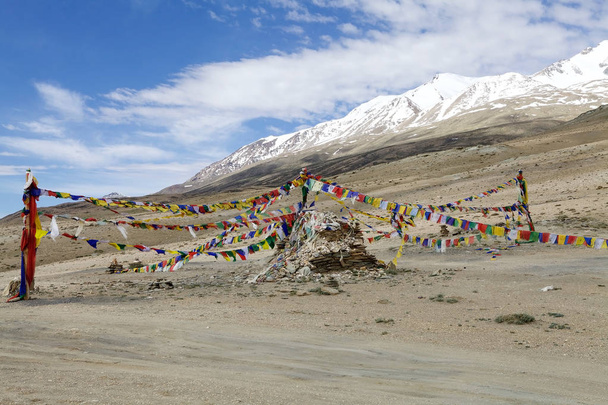 Gebetsfahnen am tso moriri See in ladakh, Indien - Foto, Bild