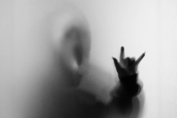 Árnyék horror ember sikoltozik maszk blur. Veszélyes ember mögött th - Fotó, kép