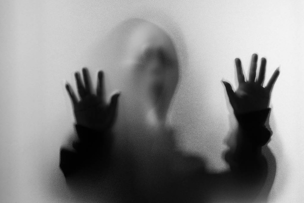 Rozostření stínu horor člověka v hrozných masku a ruka se dotýká - Fotografie, Obrázek