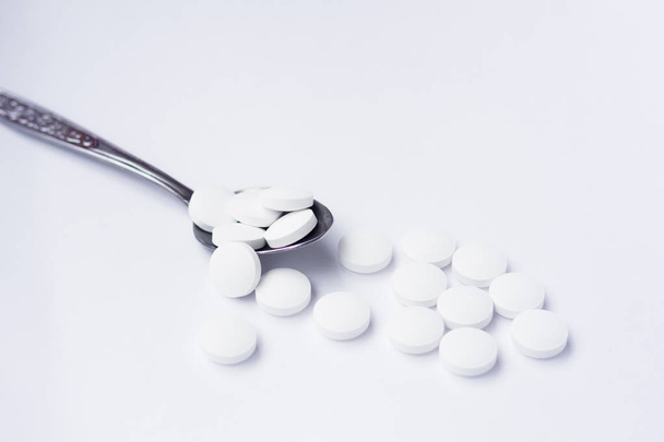 pílulas em fundo branco - Foto, Imagem