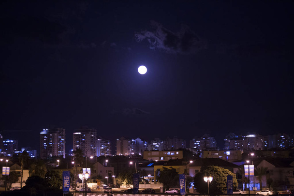 hermosa vista de la ciudad nocturna a la luz de la luna
 - Foto, Imagen
