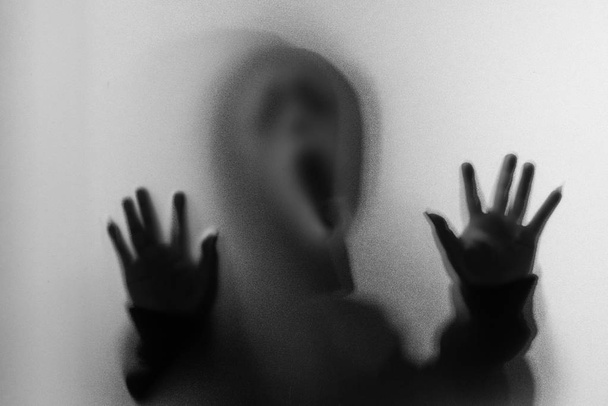 Sombra borrão de homem de horror em grito máscara e mão toca o
 - Foto, Imagem