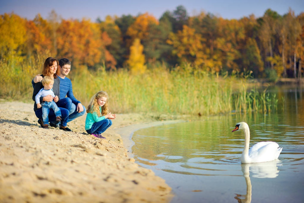 счастливая семья в красивом осеннем парке
 - Фото, изображение