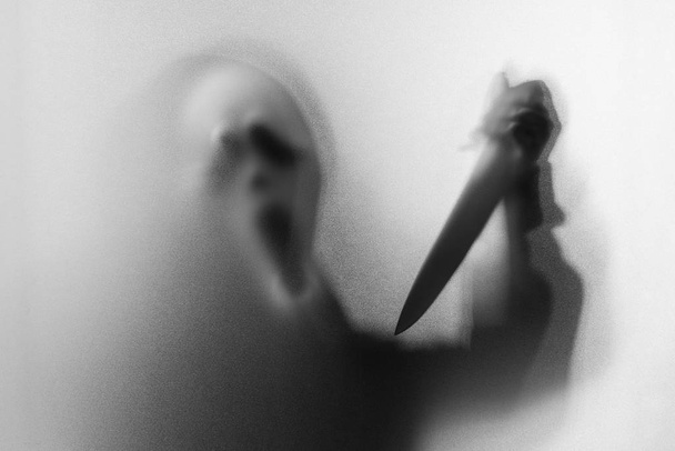 Σκιά θαμπάδα του τρόμου άνθρωπος στη μάσκα ουρλιάζοντας και εμφάνιση μαχαίρι σε Γεια σας - Φωτογραφία, εικόνα