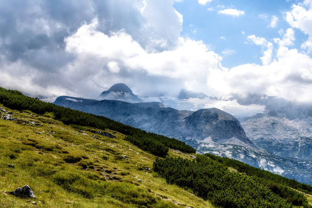 Мальовничий вид на Альпи гір сонячний день
 - Фото, зображення
