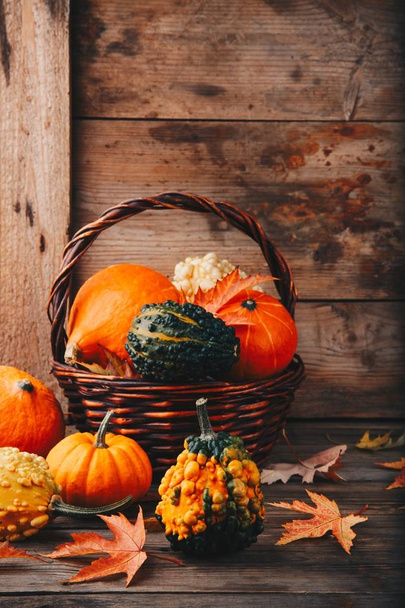 Barevné dýně a na podzim listí na dřevěné pozadí - Fotografie, Obrázek