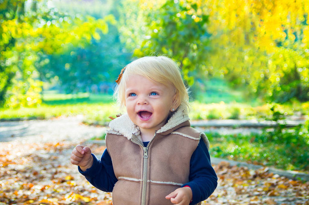 retrato de feliz loira bebê menina no fundo natural de autum
 - Foto, Imagem