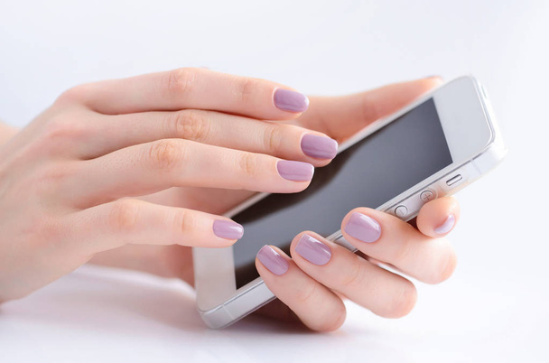 Mãos femininas segurando telefone celular, mão tocando tela do telefone
 - Foto, Imagem