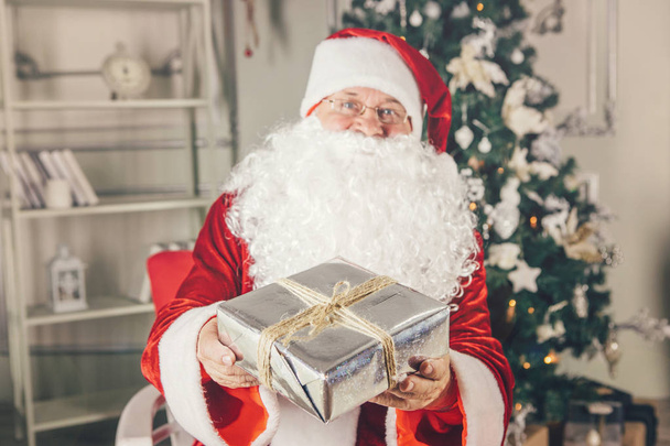 Père Noël donnant cadeau de Noël
 - Photo, image