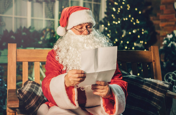 Santa claus read letter from children - Foto, Imagem