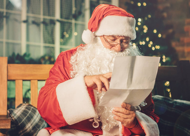 Santa claus read letter from children - Fotografie, Obrázek