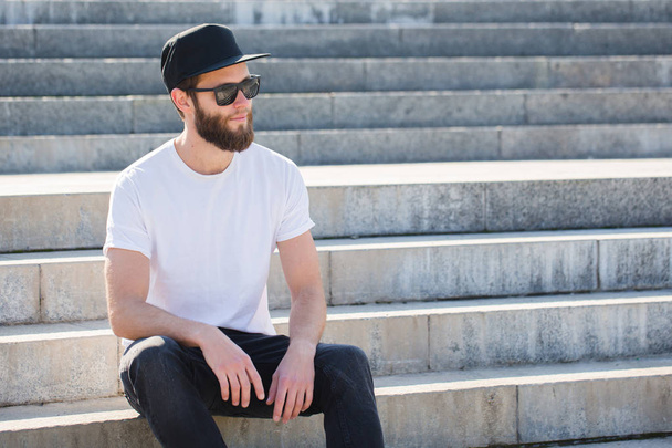Hipster handsome male model with beard wearing white blank t-shi - Foto, Bild