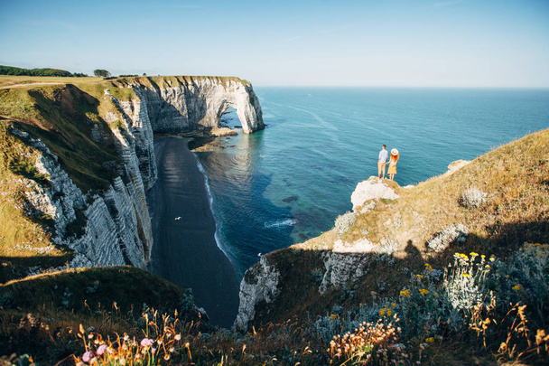 Para, patrząc na klifach Étretat wzdłuż brzegu oceanu w Francja - Zdjęcie, obraz