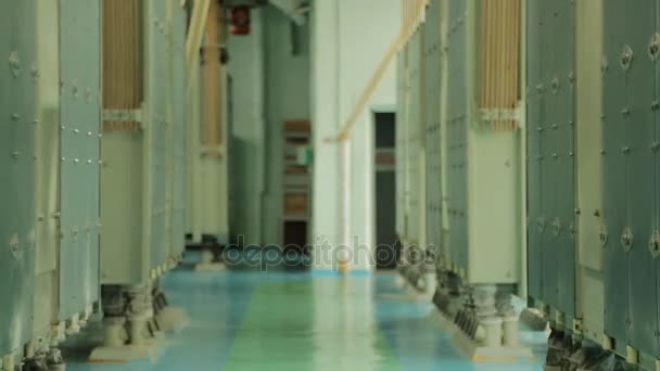 Műhely lisztgyárban aprítóberendezéssel - Felvétel, videó