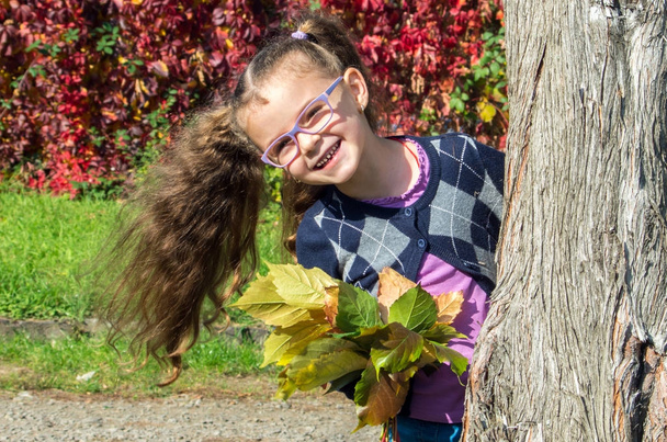 muotokuva söpö tyttö yllään lasit luonnon taustalla i
 - Valokuva, kuva